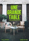 Une grande table avec du monde autour - 