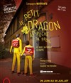 Le petit dragon accroche sa proie et avec sa queue il frappe - 