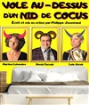 Vole au-dessus d'un nid de cocus - 