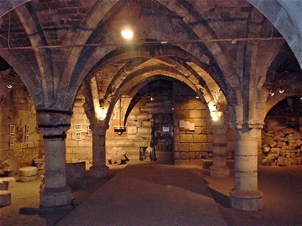 Visite guidée : Caves Médiévales autour de l'enceinte de l'An Mil