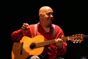 Gérard Morel et la guitare qui l'accompagne Cave Posie Affiche