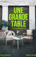 Une grande table avec du monde autour