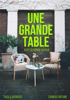 Une grande table avec du monde autour